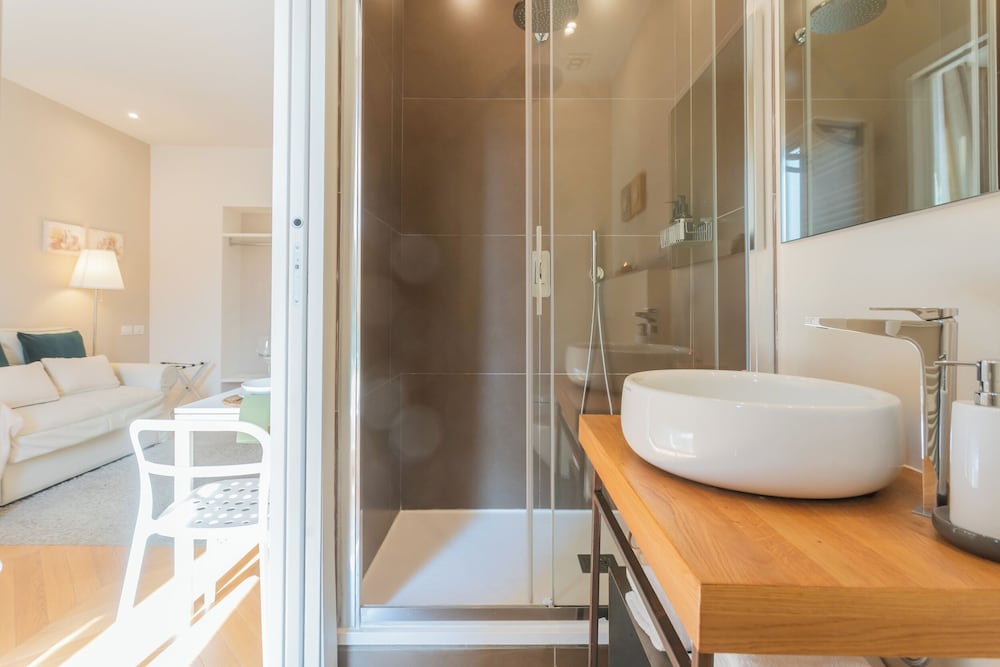 MT Studio by Rent All Como by Rent all Como photo 4