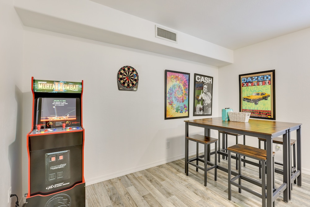 Rooftop Patio, Skyline Views: Phoenix Townhome!