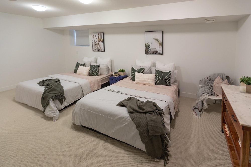 DT 3-lvl Townhouse w Rooftop Patio - Image 5