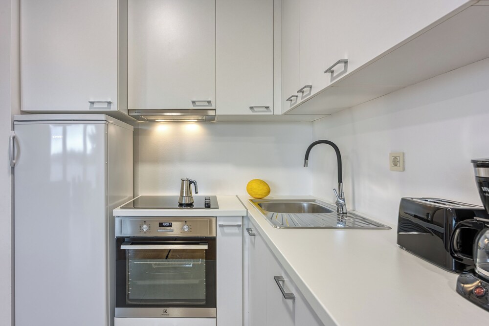 Cikat Bay Modern Apartment
