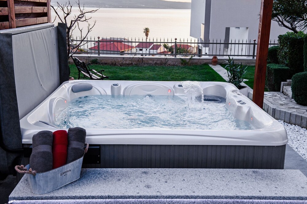 Anka - With Open Jacuzzi - R5