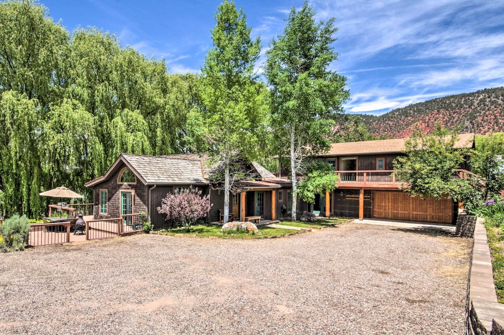 Rivers Edge Mtn Home: Private Hot Tub & Views view 4