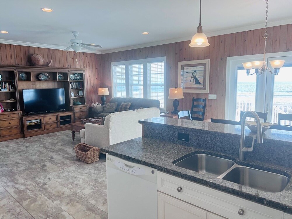 1 Ez Access 4 Bedroom Home by RedAwning