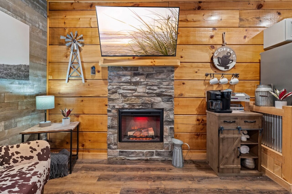 Rustic Mountain Retreat by Ghosal Luxury Lodging - Property Image 9