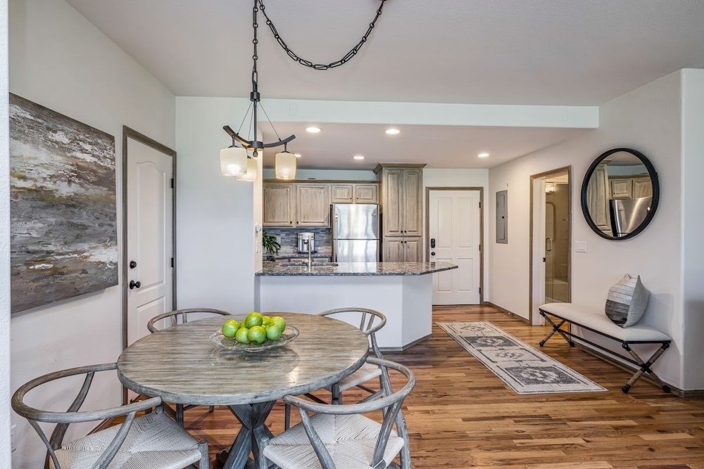 Stunning Renovated 2 Bedroom in Arrowhead Village! Studio Condo