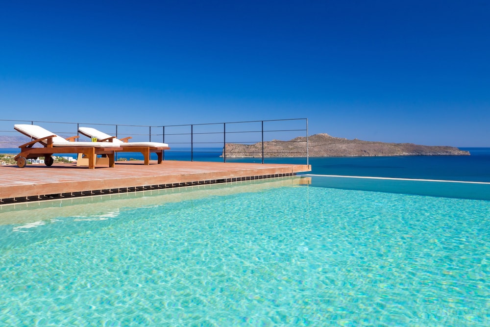 Mountainside Villa w Pool gym 500m to the Beach photo 3