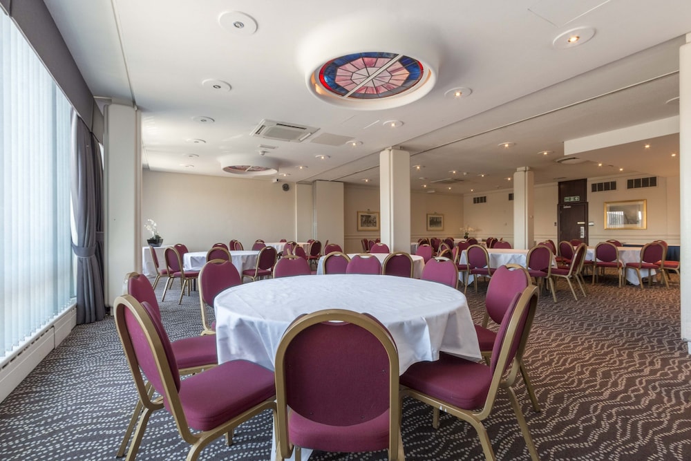 West Drayton Vacations - Thistle London Heathrow Terminal 5 - Property Image 8