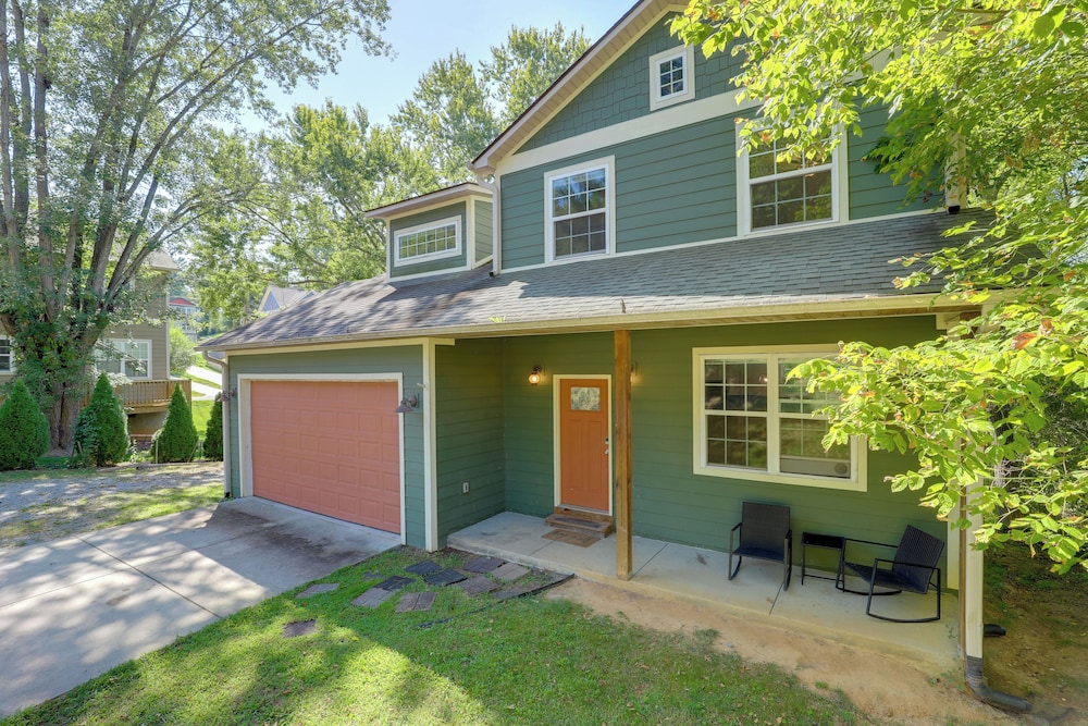 Family Home w/ Game Room, 3 Mi to Dtwn Asheville!