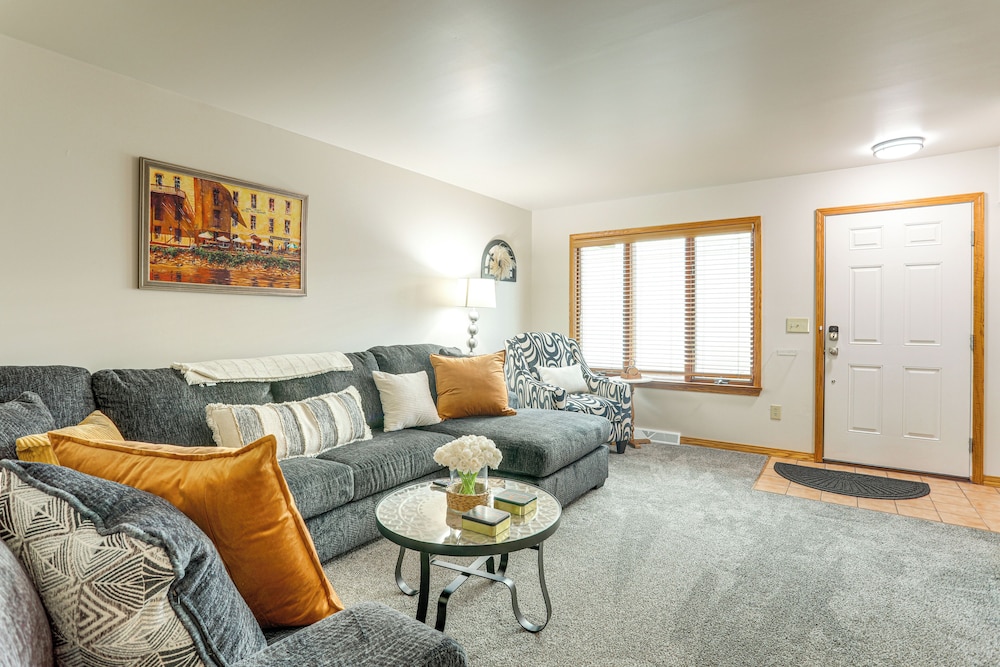 Convenient Townhome 1 Mi to Dtwn Clearfield