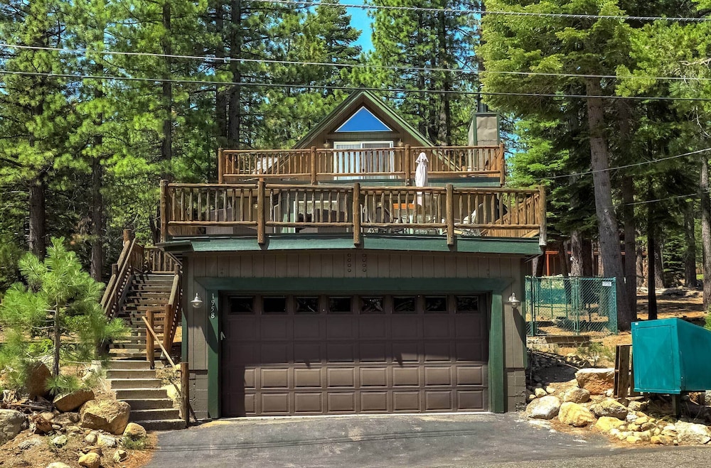 Bear Pause 4BR Large Deck & Balcony view 4