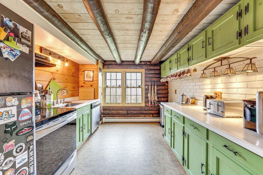 2 Mi to Lake Willoughby: Peaceful Log Cabin!