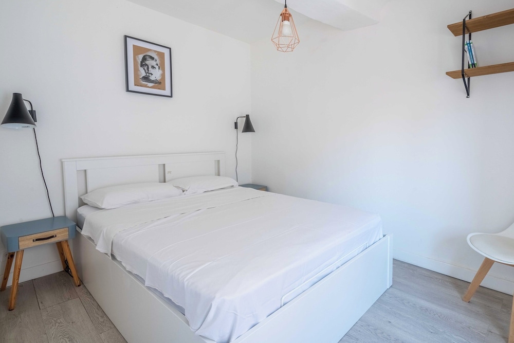 1 Bedroom Apartment in City Center, Near Old Port