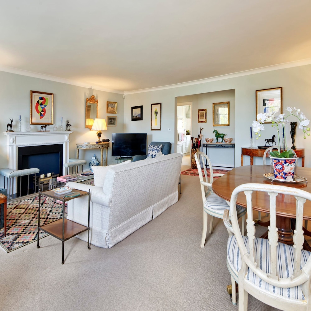 Beautiful and Spacious 2 Bedroom Apartment in South Kensington