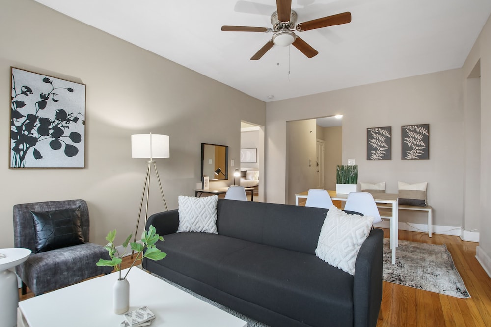 3BR Apartment w Laundry in Rogers Park photo 5