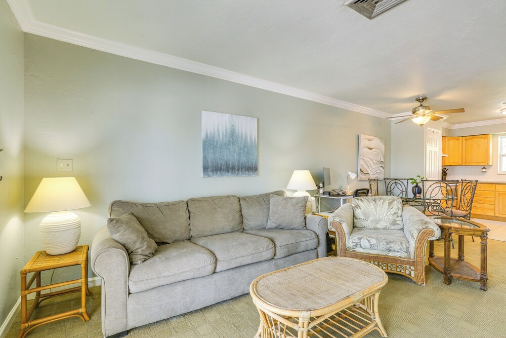 Dog-friendly Getaway: Steps to Fort Myers Beach!