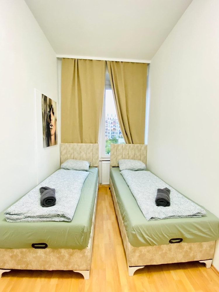 Rooms in Cozy 4BR Shared Apt Central