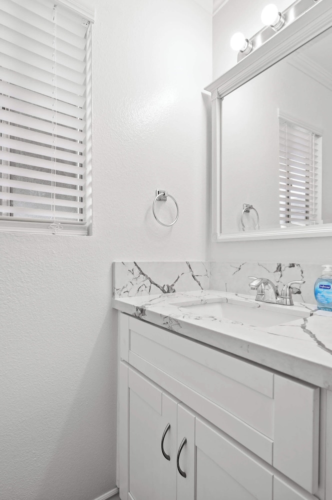Modern Glendora Retreat Family Getaway Near Cal Poly & Mt. SAC