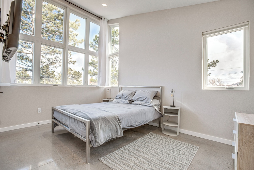 Walk to Trail: 'lookout Landing' Newly Built Home!
