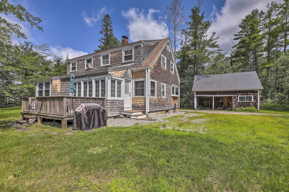 Franconia Escape on Half Acre w/ Fire Pit & Deck!