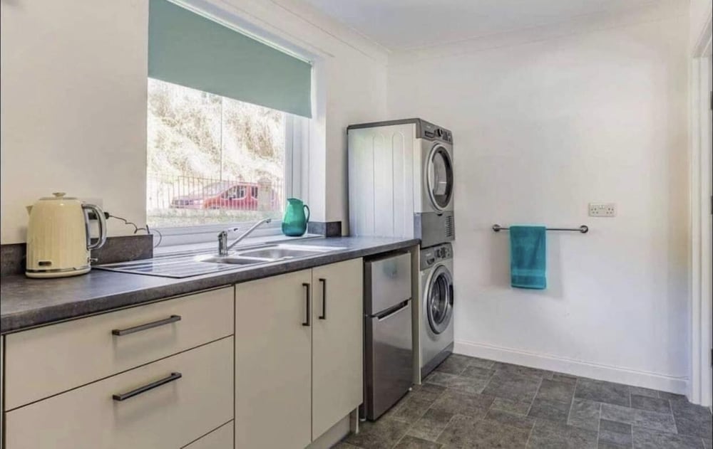 Lovely Apartment Sleeps 6 Singles in Torquay view 4