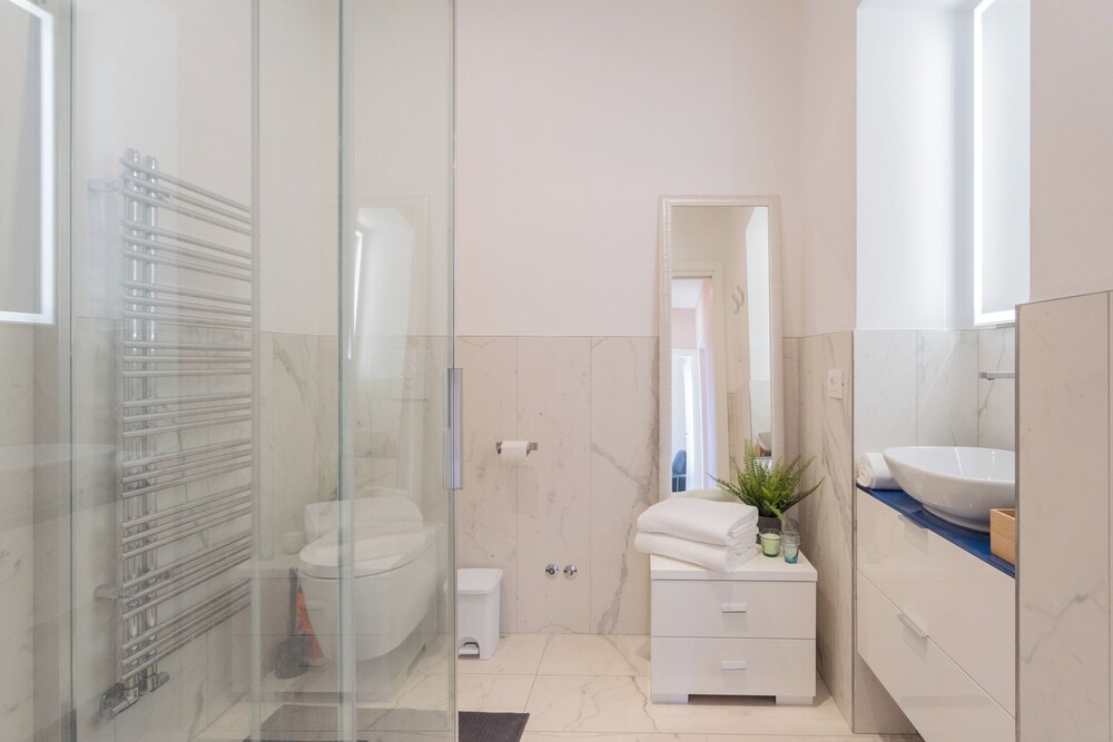 Lakeview Apartments by Rent all Como