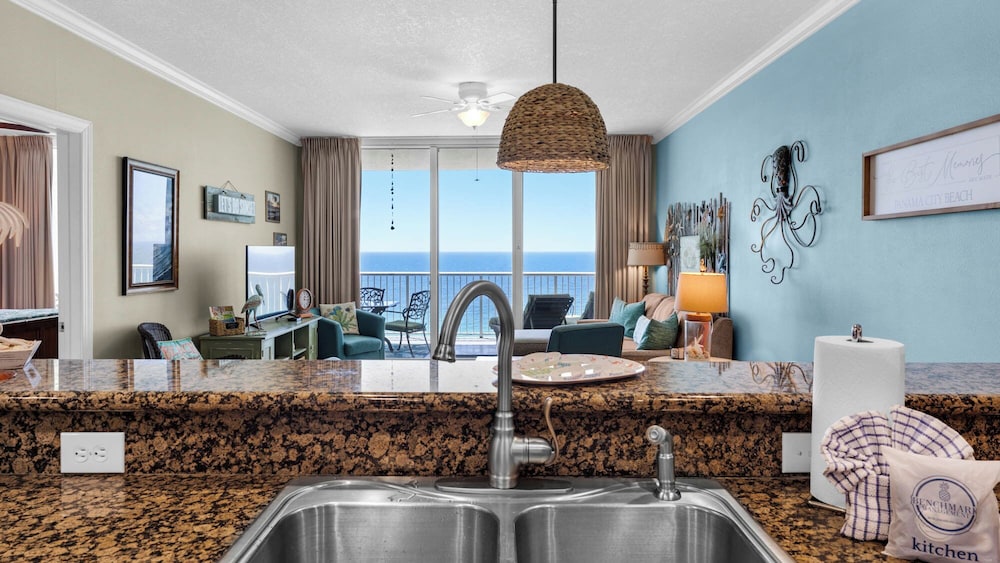 2BR Gulf Front Condo w/ Pool, Gym, Hot Tub + Free Attraction Tickets!