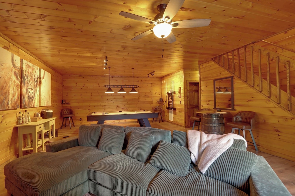 Family Friendly: Hot Tub Haven in Mineral Bluff!