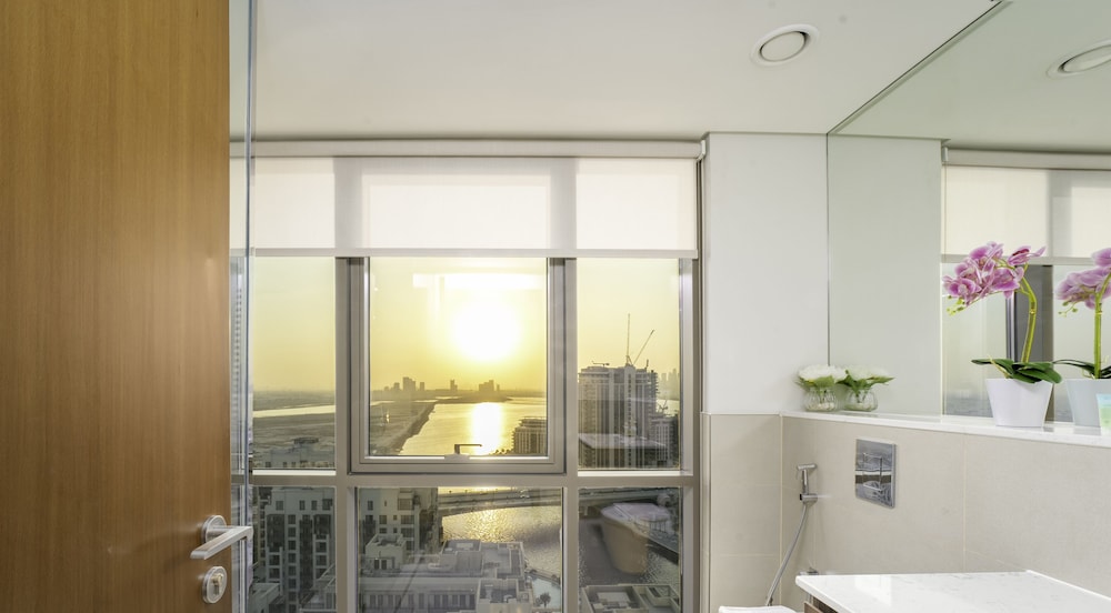 Chic 2 BR in Vida Residences Canal View