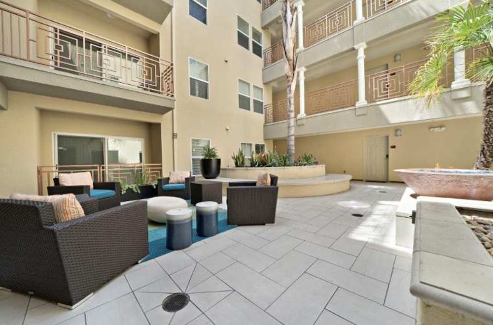 Modern Escape W Pool GYM Parking 10 Min to Cedars