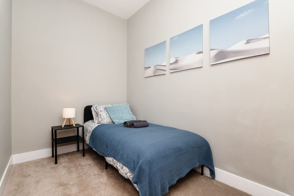 2 Bedroom Flat - Free Parking