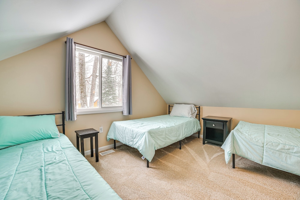 2 Blocks to Higgins Lake: Pet-friendly Family Home