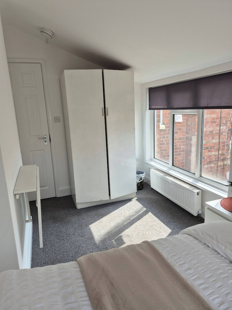 Spacious Large 4BR Home Train Station University