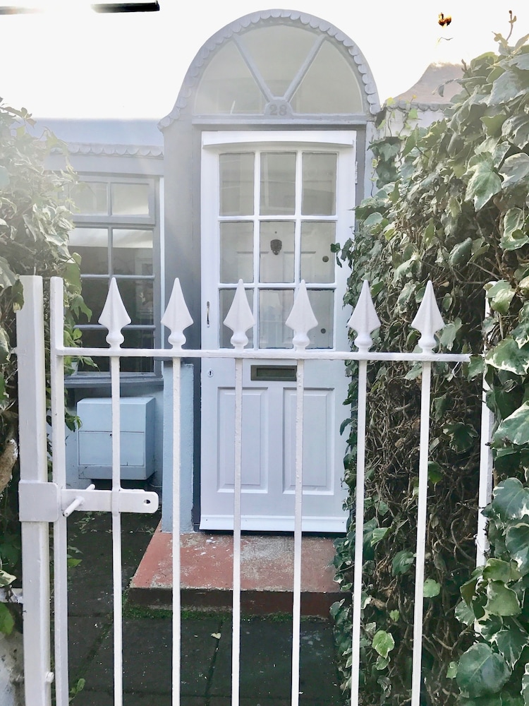 Sunny Cottage | By My Getaways | Free Parking