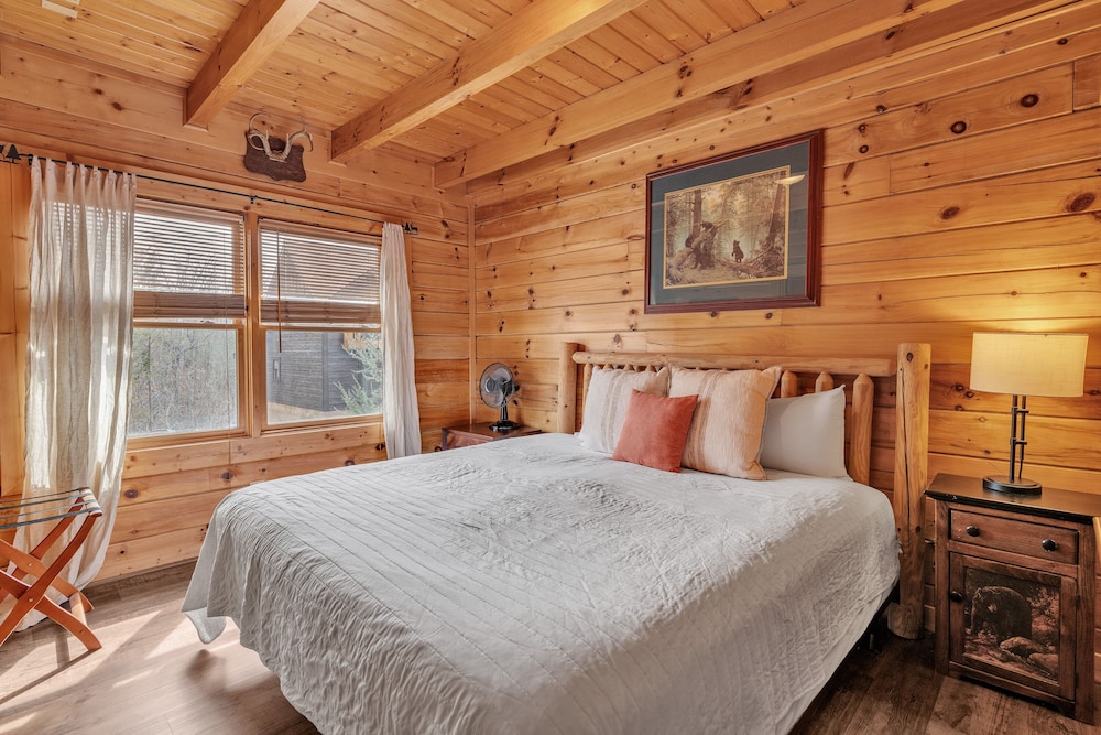 Moosehead Lodge Fantastic Cabin at Lake Douglas! view 3