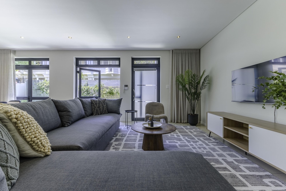 Newly Renovated 3 bed Apartment With Splashpool - 2283