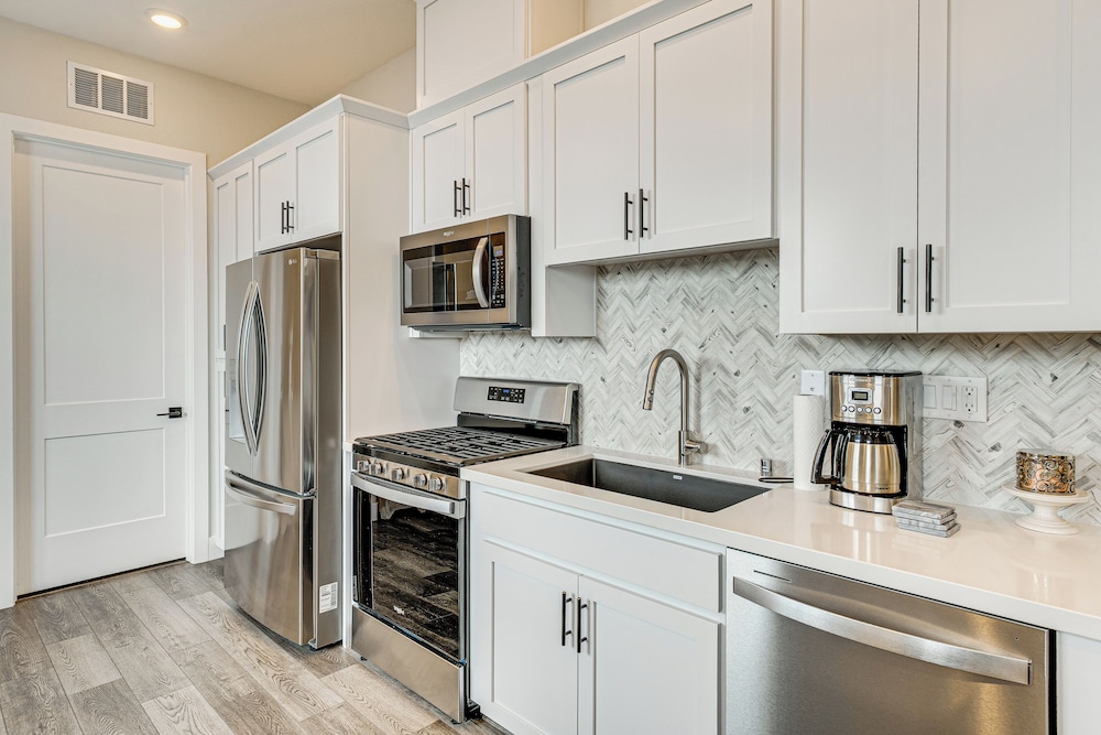 Fenced-in Yard: Apt 7 Mi to Westfield Galleria