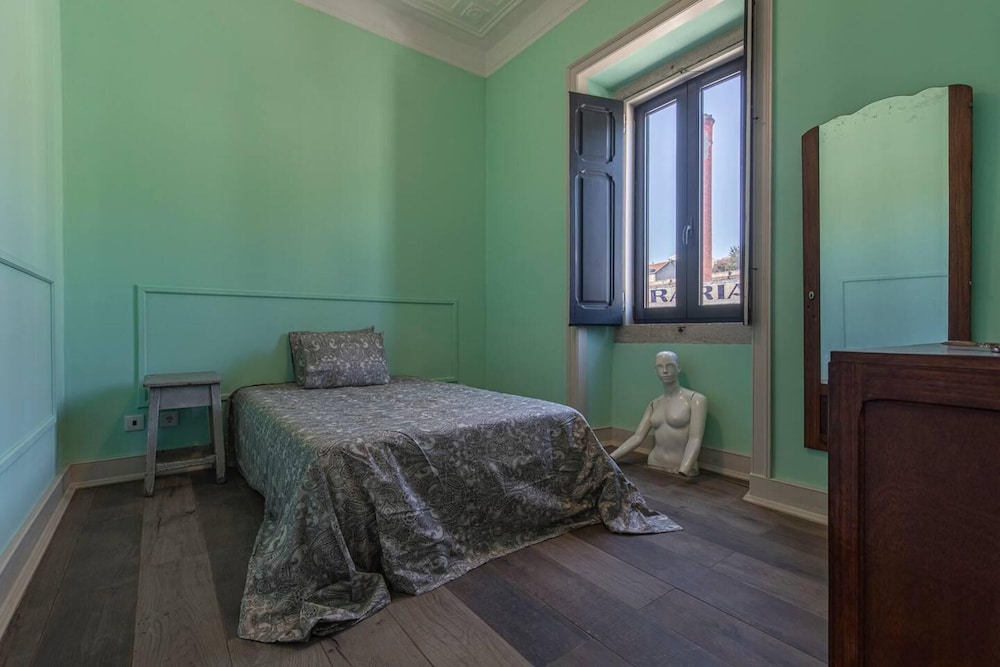 Beautiful Classic Designed 3-bed Villa in Lisboa view 4