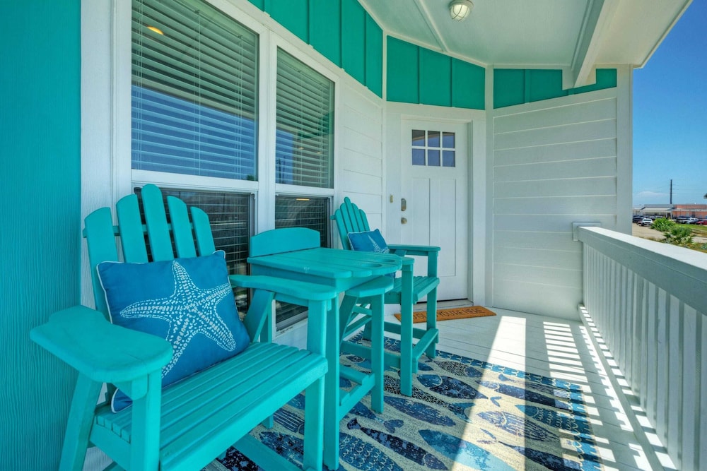 Family-friendly Beach Home Bbq, Patio & Fire Pit & Mins to Beach Bottom's Up by Avantstay