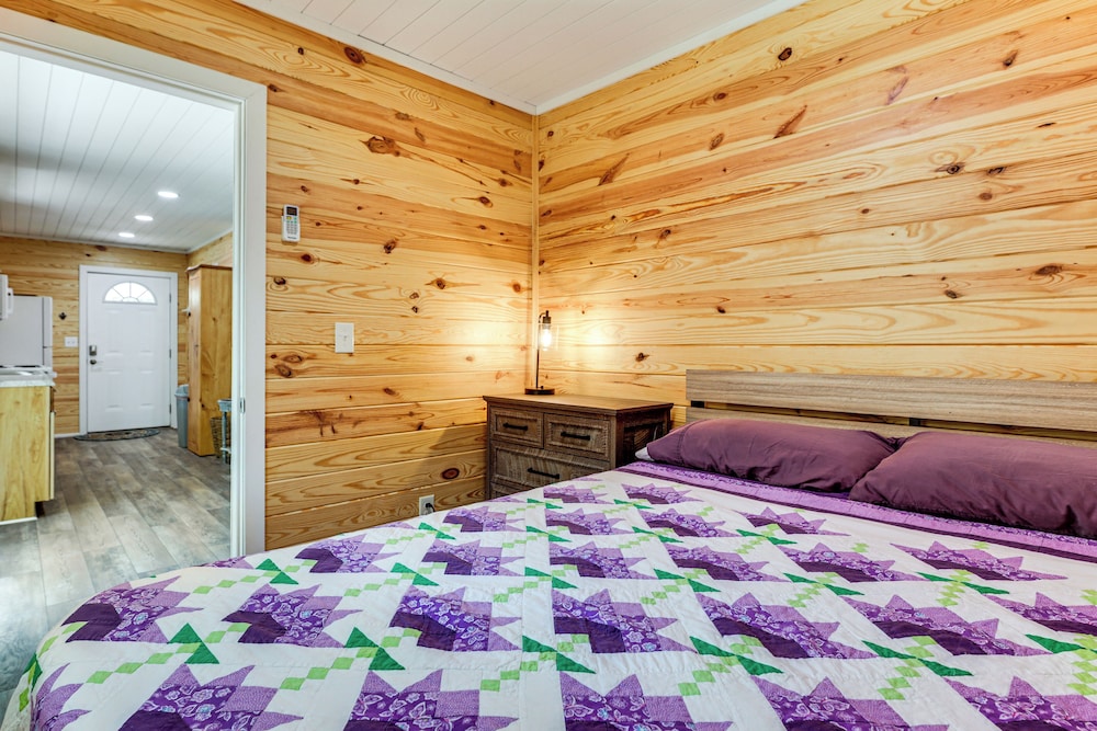Cottage Close to Caves & Trails in Hocking Hills!