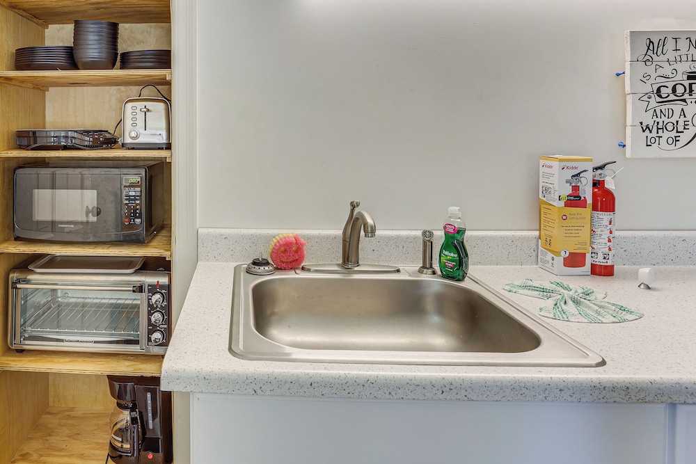 1 Mi to Dtwn Salem: Apt w/ Garage Access!