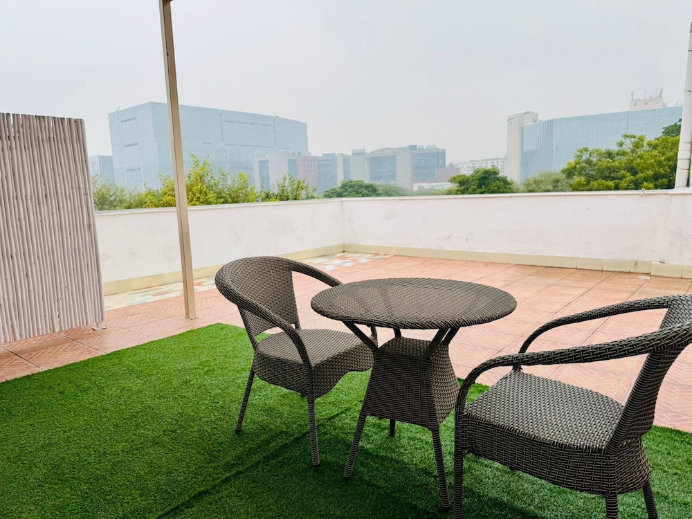 Bluo Stays - DLF Cybercity