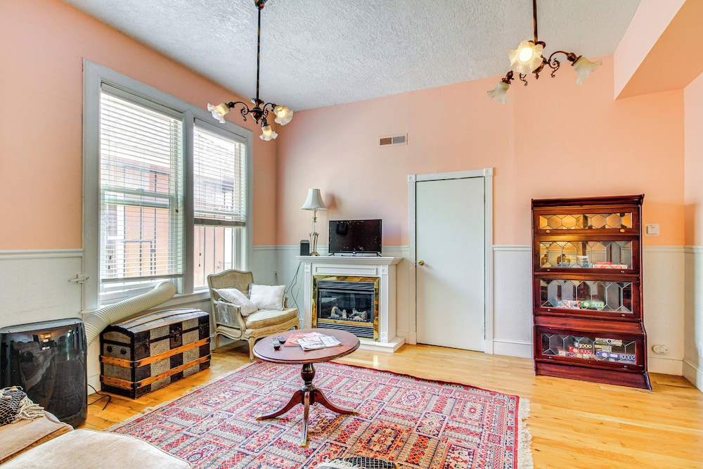 < 1 Mi to Downtown Abq: Historic Manor w/ Patio!