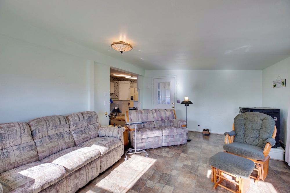Hot Tub & Screened Patio: Getaway in Montrose!