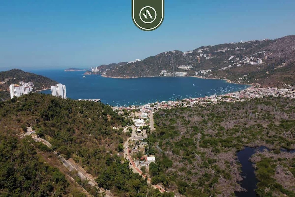 Luxury 4 BR Condo - Amazing Bay View - Pool