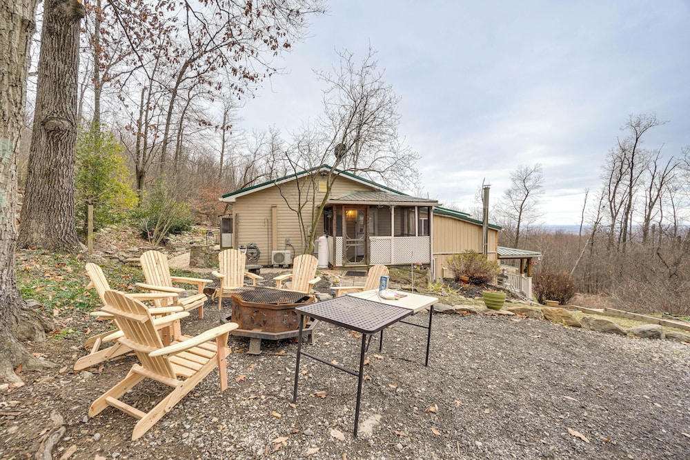 Knoxville Home: On-site Hiking & Outdoor Kitchen!