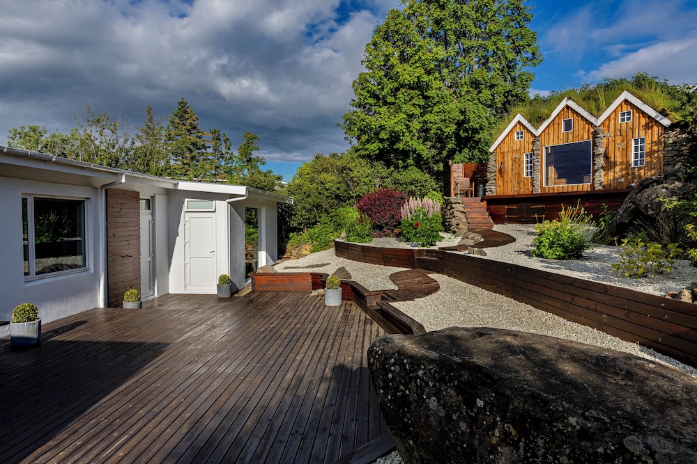 ICELAND SJF Villa , Hot tub & Outdoor Sauna Amazing Mountains View - 15 min to downtown