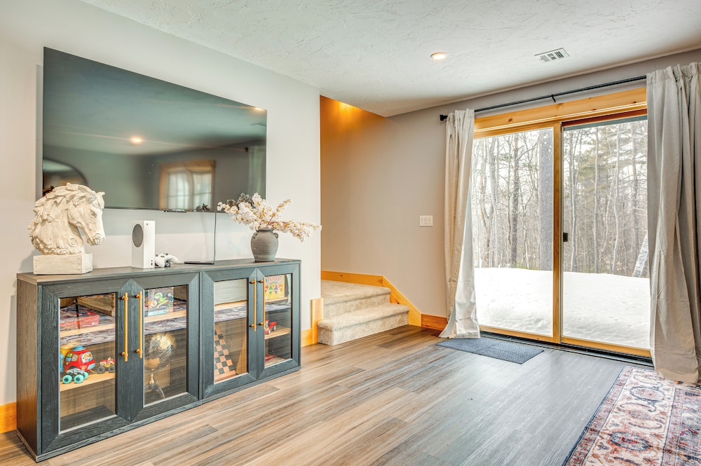 6 Mi to Lake Winnipesaukee: New Hampshire Home