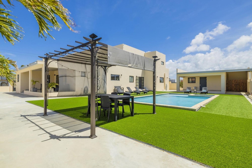NEW 4br4ba Villa Across of Palmbeach w Pvt Pool