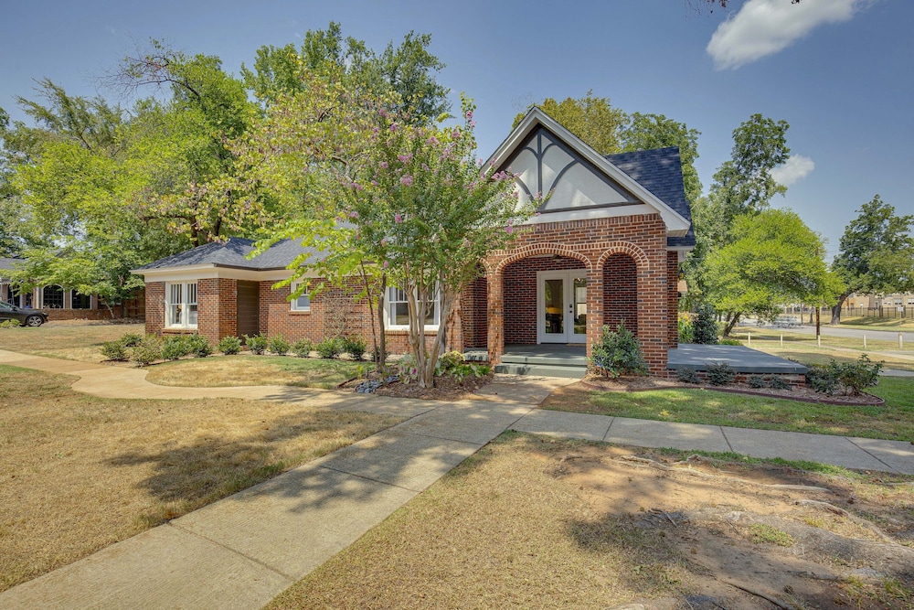Walk to Bergfeld Park: 1928 Azalea District Home view 2