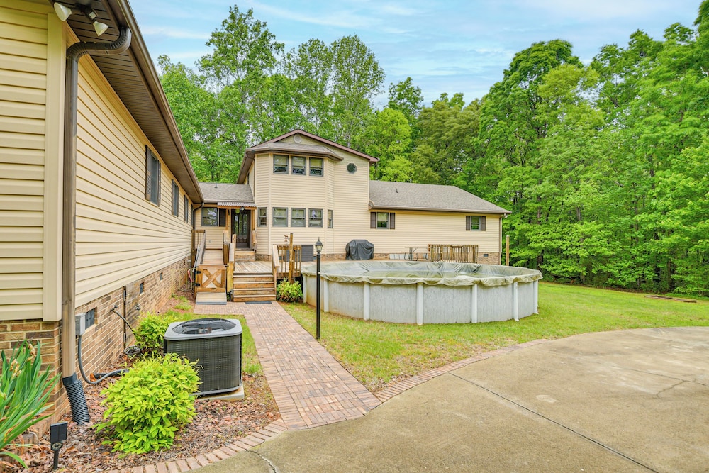 5 Mi to Lake Robinson: Bbq-ready Home w/ Pool